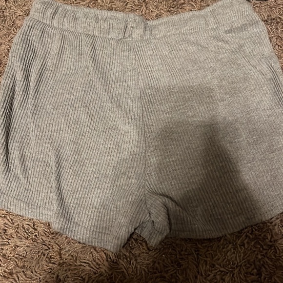 Grey shorts - Picture 3 of 3